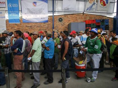 Migrantes venezolanos hacen cola en un refugio de Cucuta, en Colombia, el pasado 7 de febrero.