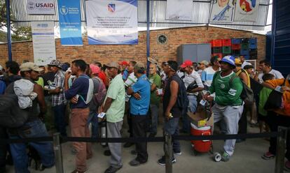 Migrantes venezolanos hacen cola en un refugio de Cucuta, en Colombia, el pasado 7 de febrero.