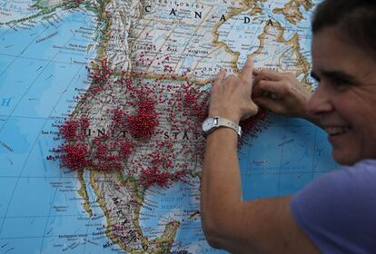 Una visitante pone un pin en un mapa de Estados Unidos para mostrar de qué ciudad vienen a ver el eclipse, el 20 de agosto en Casper, Wyoming. 