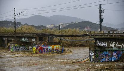 El puente sobre el que discurría la vía del tren tras ser arrasado por el río Tordera a su paso por Malgrat.