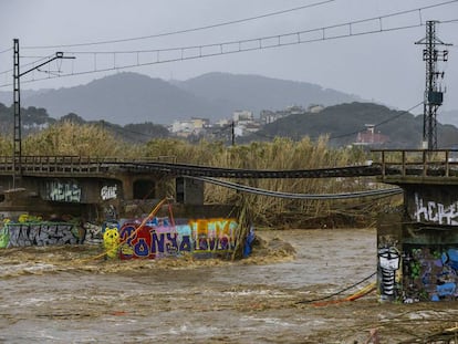 El puente sobre el que discurría la vía del tren tras ser arrasado por el río Tordera a su paso por Malgrat.