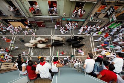 Momento del paso de los toros de la ganadería Valdefresno por la calle Estafeta durante el tercer día de encierro, 9 de julio de 2013.