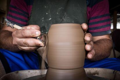 Uno de los artesanos de la fbrica de cermica trabaja en una de las piezas.