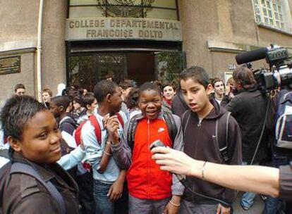 Los alumnos del Françoise Dolto, rodeados ayer de periodistas.