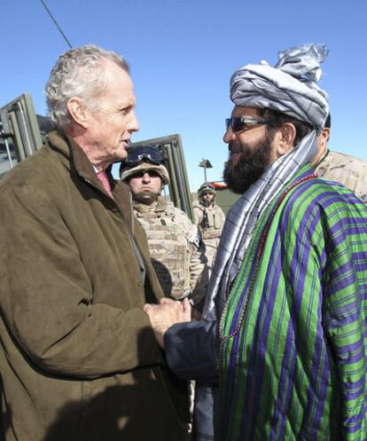 El ministro de Defensa, Pedro Morenés, saluda al gobernador de Bagdhis, ayer en Qala-i-Naw.