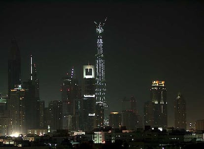 Perfil urbano de Dubai (Emiratos ?rabes Unidos). En el centro, la torre Burj Dubai en construccin. Con 141 pisos y 512,1 metros, se convirti el pasado 21 de julio en el edificio ms alto del mundo.