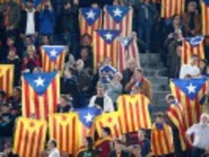 El Camp Nou se llena de banderas independentistas y sus portadores defienden el derecho a expresarse