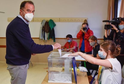 El candidato de PP+Cs a lehendakari, Carlos Iturgaiz, vota a los comicios vascos este domingo en un colegio electoral de Getxo (Bizkaia).