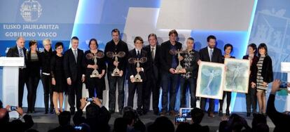 Los galardonados con los Premios de Comercio y Turismo posan este miércoles en Vitoria con Iñigo Urkullu y Arantza Tapia. 