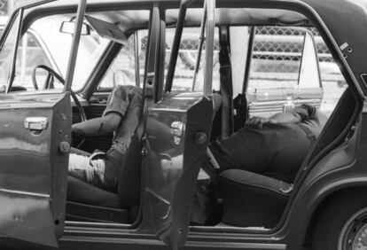 Los cadáveres del comandante Ricardo Sáenz de Ynestrillas, a la derecha, y del soldado conductor Francisco Casillas, en el asiento delantero, yacen en el coche ametrallado por terroristas de ETA en la avenida del Manzanares, de Madrid, el 17 de junio de 1986.