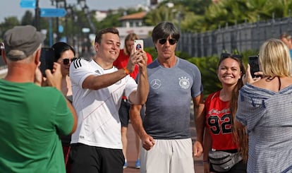 El seleccionador alemán Jöachim Löw, posa para algunos aficionados en el paseo marítimo de Sochi.