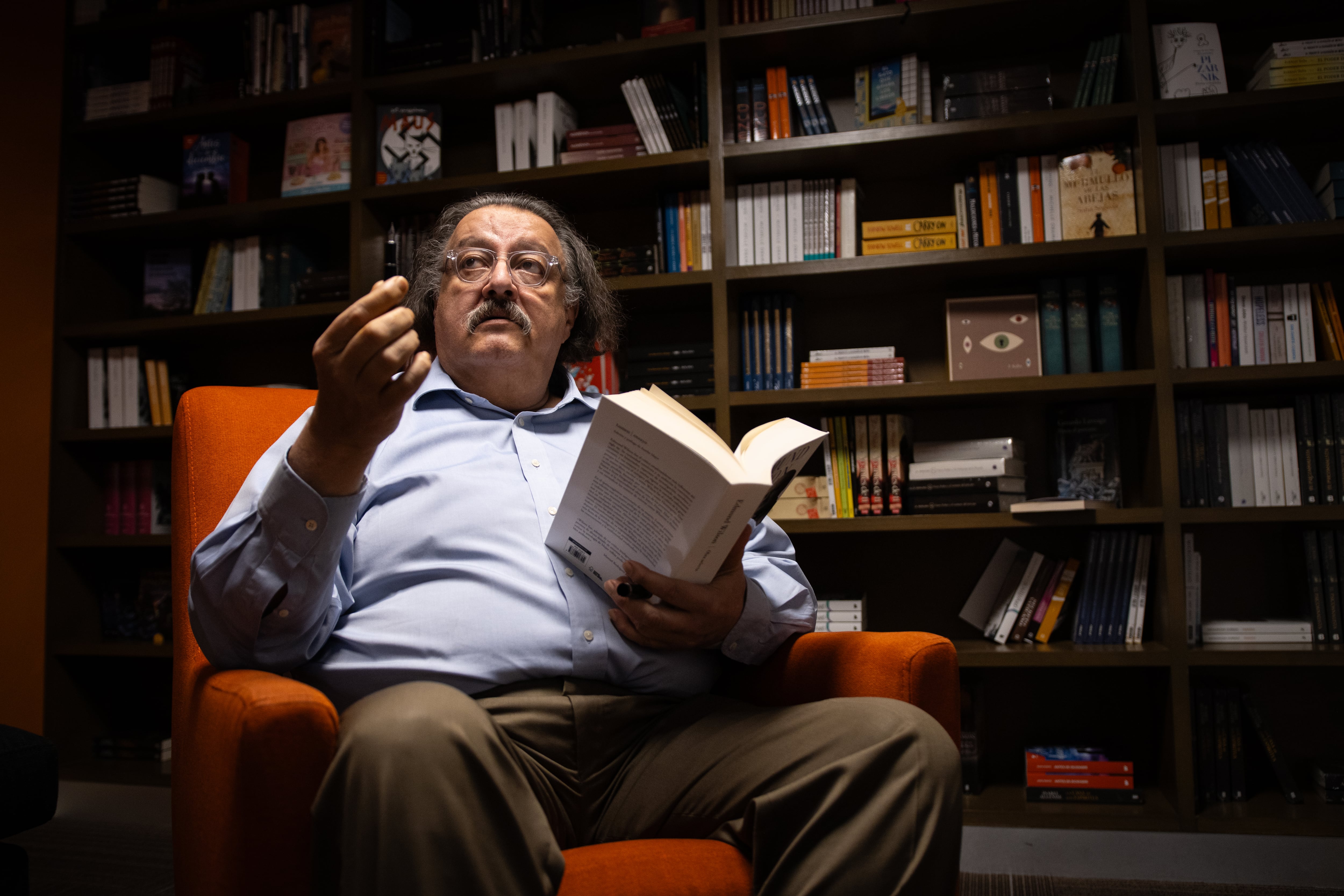 Jorge F. Hernández: “Hay una enfermedad mental dentro de la vocación de escritor”