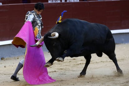 El diestro Juan del Álamo da un pase con el capote al segundo de su lote durante la tradicional Corrida Goyesca.