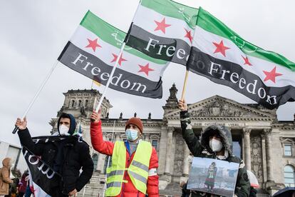 Varias personas participan el pasado 14 de marzo en una manifestación con motivo del décimo aniversario del conflicto sirio frente al edificio del Reichstag, en Berlín (Alemania).