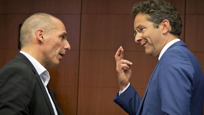 El jefe del eurogrupo, el holand&eacute;s Jeroen Dijsselbloem, con elk ministro de Finanzas griego, Yanis Varoufakis, durante una reuni&oacute;n en Bruselas. 
