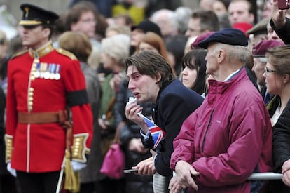 Un joven llora durante el paso del cortejo fúnebre con los restos mortales de la ex primera ministra británica, Margaret Thatcher, a su paso por las calles de Londres.