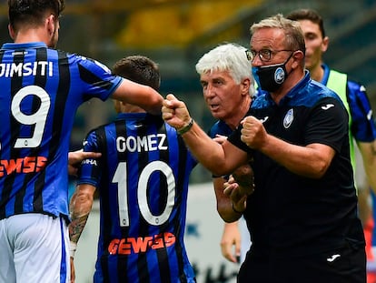 'Papu' Gómez celebra con el entrenador del Atalanta Gian Piero Gasperini (tercero por la izquierda) el gol de la victoria de los bergamascos ante el Parma.