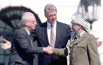 El 13 de septiembre de 1993, Yasir Arafat y el entonces primer ministro israelí Isaak Rabin firmaron la declaración de los Acuerdos de Oslo.