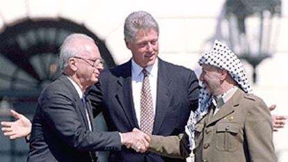 El 13 de septiembre de 1993, Yasir Arafat y el entonces primer ministro israelí Isaak Rabin firmaron la declaración de los Acuerdos de Oslo.