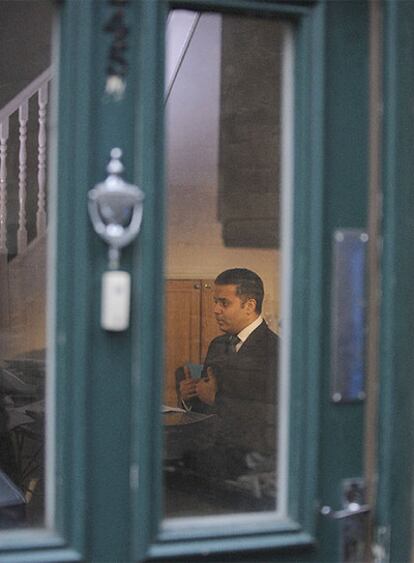 Shahid Malik habla con la prensa en su casa de Dewsbury, al norte de Inglaterra.