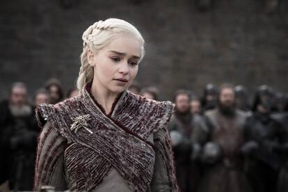 La deriva de Daenerys en  'Juego de Tronos'.

Acordarse de todas las madres que llamaron Daenerys a sus niñas (57 en España según el INE, la media de edad de las pequeñas es 2,2 años) fue una de las bromas más recurrentes tras la emisión de Las campanas, el quinto capítulo de la octava temporada de Juego de Tronos. A pocos días del final, el fandom gestionó mal el acelerón de maldad y locura en la madre de dragones y, para aliviar su frustración, rescató del olvido las fotos de Pablo Iglesias o Cristina Cifuentes vistiendo camisetas con el lema Yo no soy una princesa soy una Khaleesi. El personaje, rostro y meme de la filosofía empoderadora de los últimos años, quedó reducido a otra cabeza de medusa de la cultura pop.

 