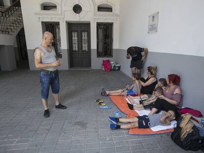 Varias familias encerradas en la sede de Samur Social, en la Carrera de San Francisco