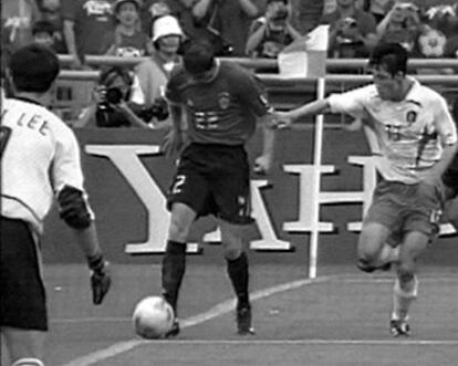 En cuartos de final del Mundial 2002, España llegó a la prorroga contra Corea. Joaquín centró desde la línea de fondo y Morientes remató a gol de cabeza. El arbitro Al Ghandour anuló el tanto a instancias de su linier aduciendo que el jugador sevillano había efectuado el pase cuando el balón ya había salido, no era así.