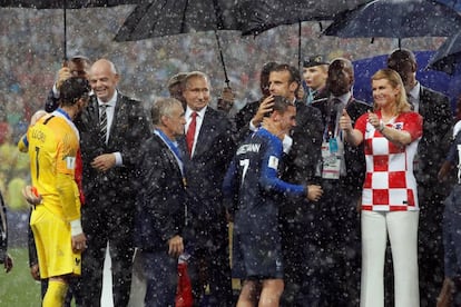 Uma forte pancada de chuva caiu justamente na hora da entrega da taça e das medalhas, em Moscou, após a conquista da seleção francesa. 