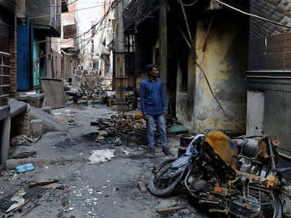 Comercios musulmanes destrozados durante los disturbios de Nueva Delhi.