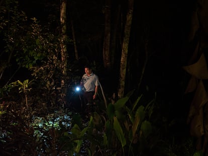 Pablo Inuma, miembro de la FENAMAD (Federación Nativa del Río Madre de Dios y Afluentes), alumbra el bosque de noche. Hasta la fecha, tres de sus familiares han sido atacados por los grupos aislados, pero Inuma culpa de la violencia a los madereros, quienes extraen recursos violando los derechos humanos de los pueblos indígenas en aislamiento.