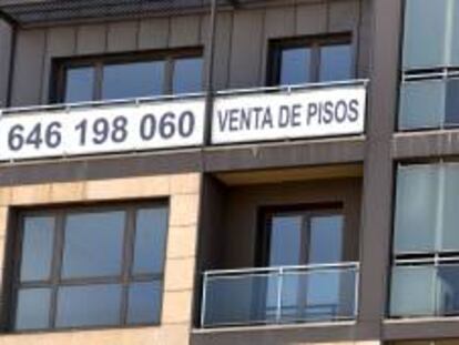 Un cartel de venta de pisos nuevos en la fachada de un inmueble de Bilbao. EFE/Archivo