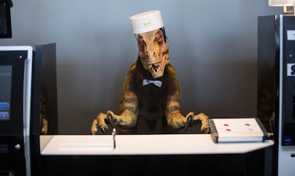 Dinosaurio autómata en la recepción del Henn-na Hotel en Tokio (Japón)