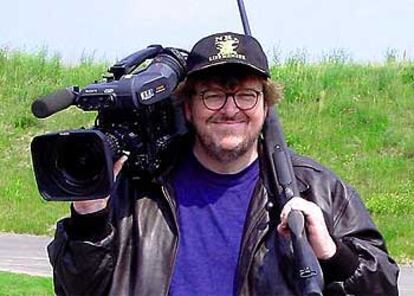 Michael Moore, en una escena de <i>Bowling for Columbine, </i>filme que le reportó un <i>oscar.</i>