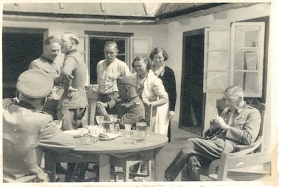 Un grupo de oficiales descansa en un ambiente distendido, alrededor de una mesa, en Sobibor, en 1943.