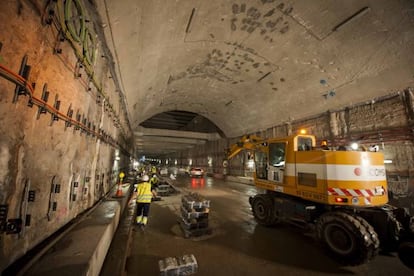 Trabajadores en la línea 9 del metro en Barcelona.