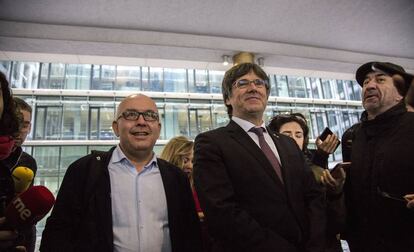 El abogado Gonzalo Boye (izquierda) junto a Carles Puigdemont, a la salida de la Fiscalía de Bruselas, en una imagen de archivo.