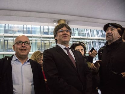 El abogado Gonzalo Boye (izquierda) junto a Carles Puigdemont, a la salida de la Fiscalía de Bruselas, en una imagen de archivo.