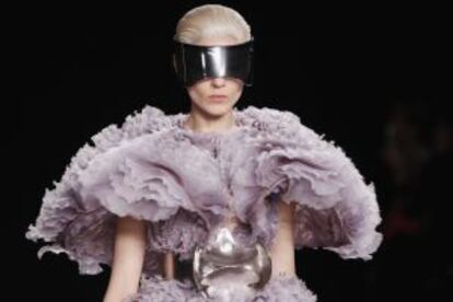 Una modelo del desfile de McQueen.