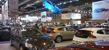 Coches en exposici&oacute;n en un Sal&oacute;n de Veh&iacute;culos de Ocasi&oacute;n. La visita a estas ferias es cada vez m&aacute;s frecuente en Espa&ntilde;a.