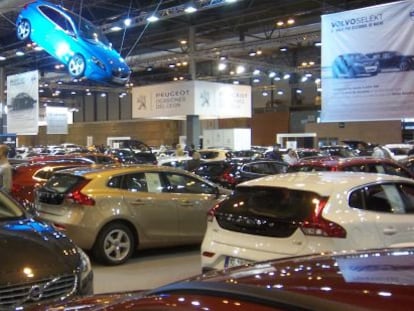 Coches en exposici&oacute;n en un Sal&oacute;n de Veh&iacute;culos de Ocasi&oacute;n. La visita a estas ferias es cada vez m&aacute;s frecuente en Espa&ntilde;a.