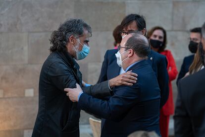 El presidente de Òmnium Cultural, Jordi Cuixart (izquierda), uno de los presos del 'procés', abraza al ministro de Política Territorial y primer secretario del PSC, Miquel Iceta, durante la toma de posesión de Pere Aragonès como 'president' de la Generalitat.