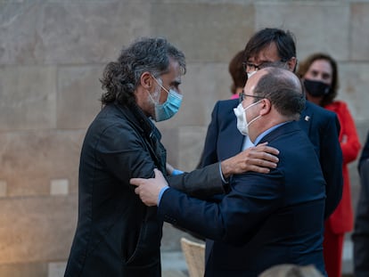 Jailed separatist leader Jordi Cuixart (l) with the Spanish minister of territorial policy, Miquel Iceta.