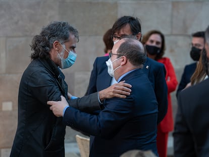 Jordi Cuixart abraza al ministro de Política Territorial, Miquel Iceta, durante la toma de posesión de Pere Aragonès.