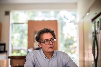 Alejandro Gaviria, en su casa de Bogotá, un día después de anunciar su candidatura a la presidencia de Colombia.