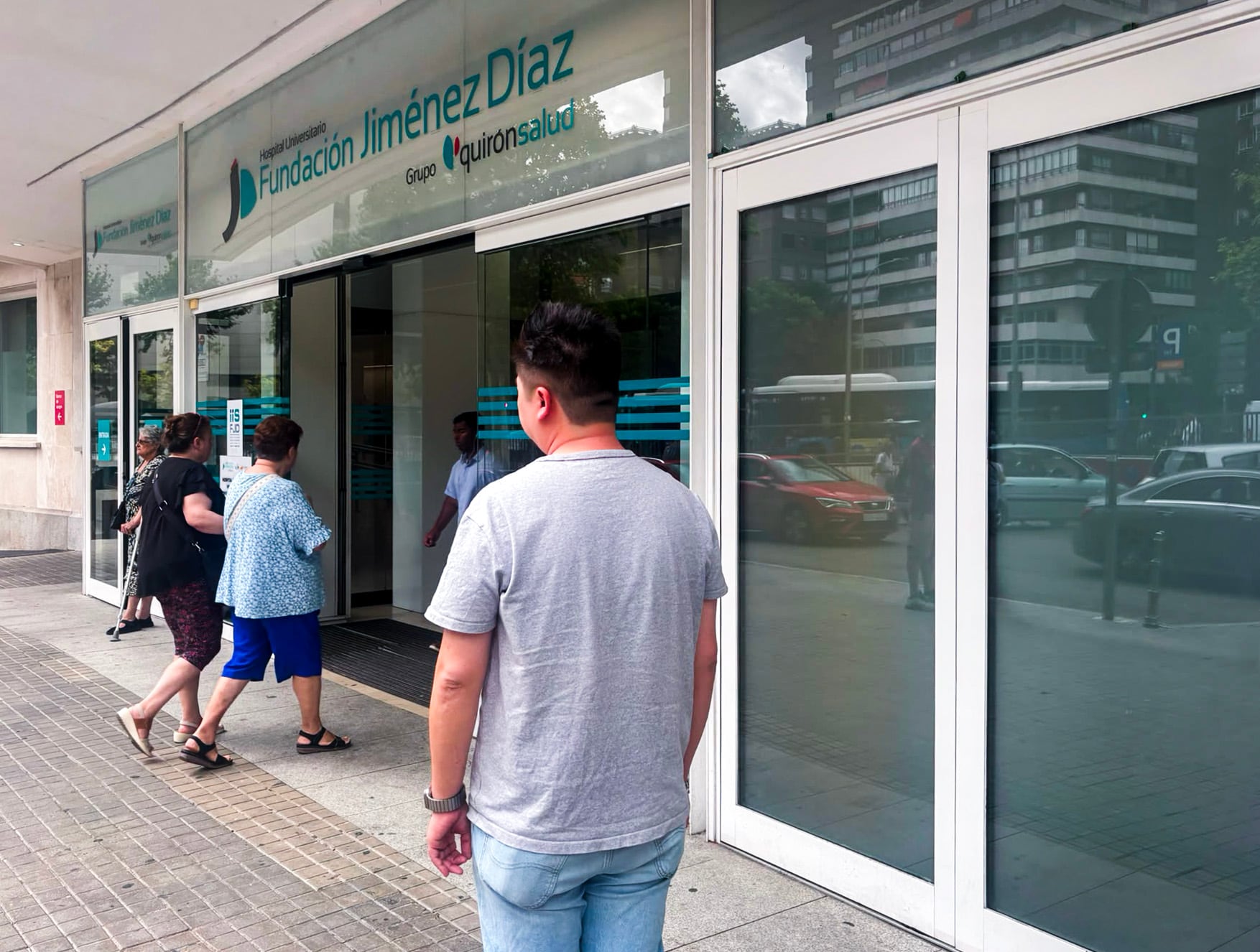 El traductor que cobra miles de euros por acompañar a pacientes chinos a consulta en la Fundación Jiménez Díaz