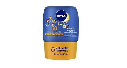 Una crema solar de bolsillo Nivea Kids con factor de protección 50.