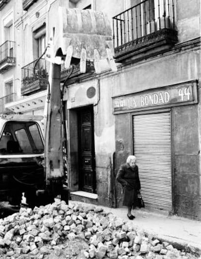 Obras de adoquinado en Lavapiés, 1985.