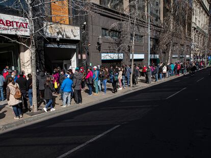 Personas hacen fila afuera de una oficina de administración de pensiones en agosto de 2020 en Santiago.