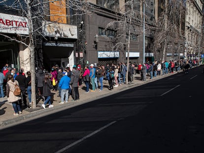 Personas hacen fila afuera de una oficina de administración de pensiones en agosto de 2020 en Santiago.