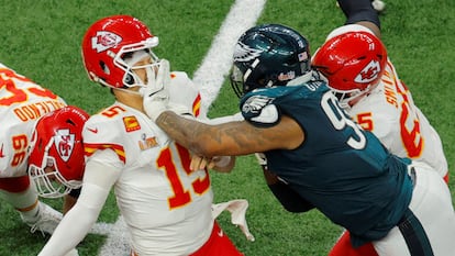 El defensa de los Philadelphia Eagles Jalen Carter golpea en la cara a Patrick Mahomes, 'quarterback' de los Kansas City Chiefs, en la Super Bowl de este domingo en Nueva Orleans.